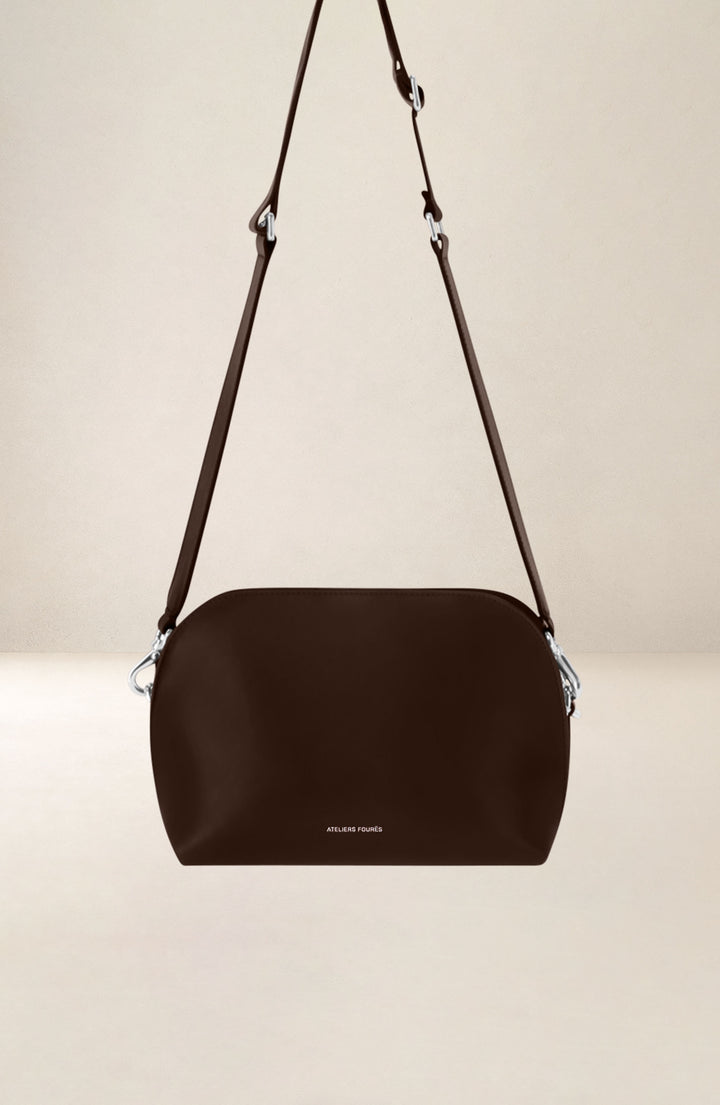 Sac bandoulière en cuir pleine fleur ODYSSÉE coloris cafe, vue d’ensemble – Ateliers Fourès