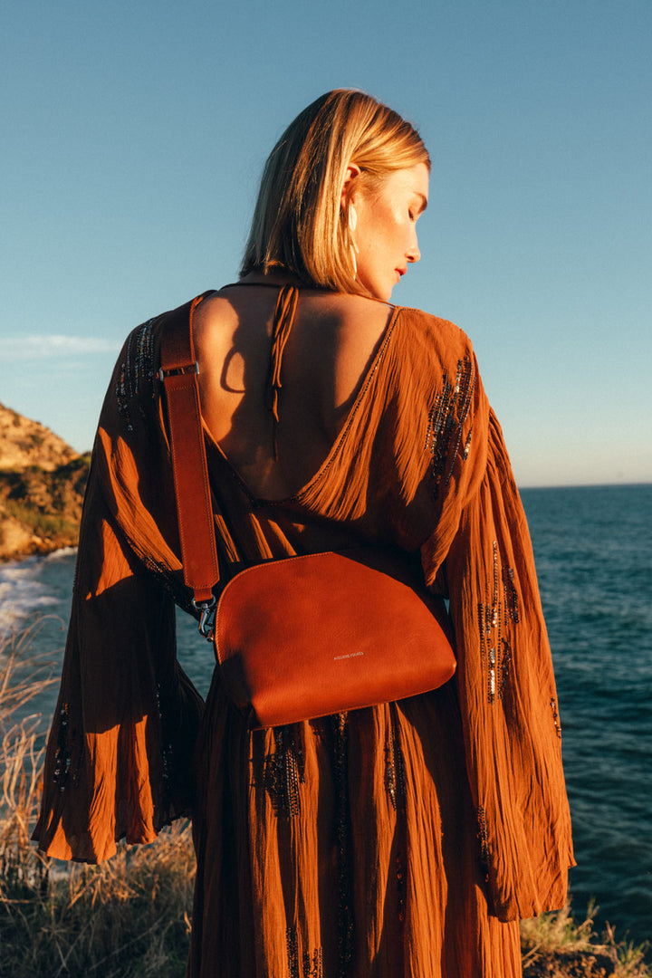 Sac bandoulière en cuir pleine fleur ODYSSÉE coloris fauve, porté n°1 – Ateliers Fourès