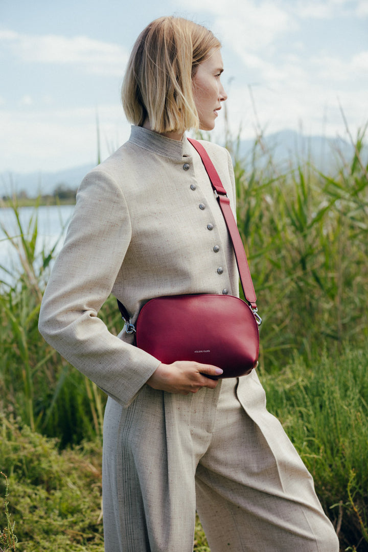 Sac bandoulière en cuir pleine fleur ODYSSÉE coloris pourpre, porté n°1 – Ateliers Fourès