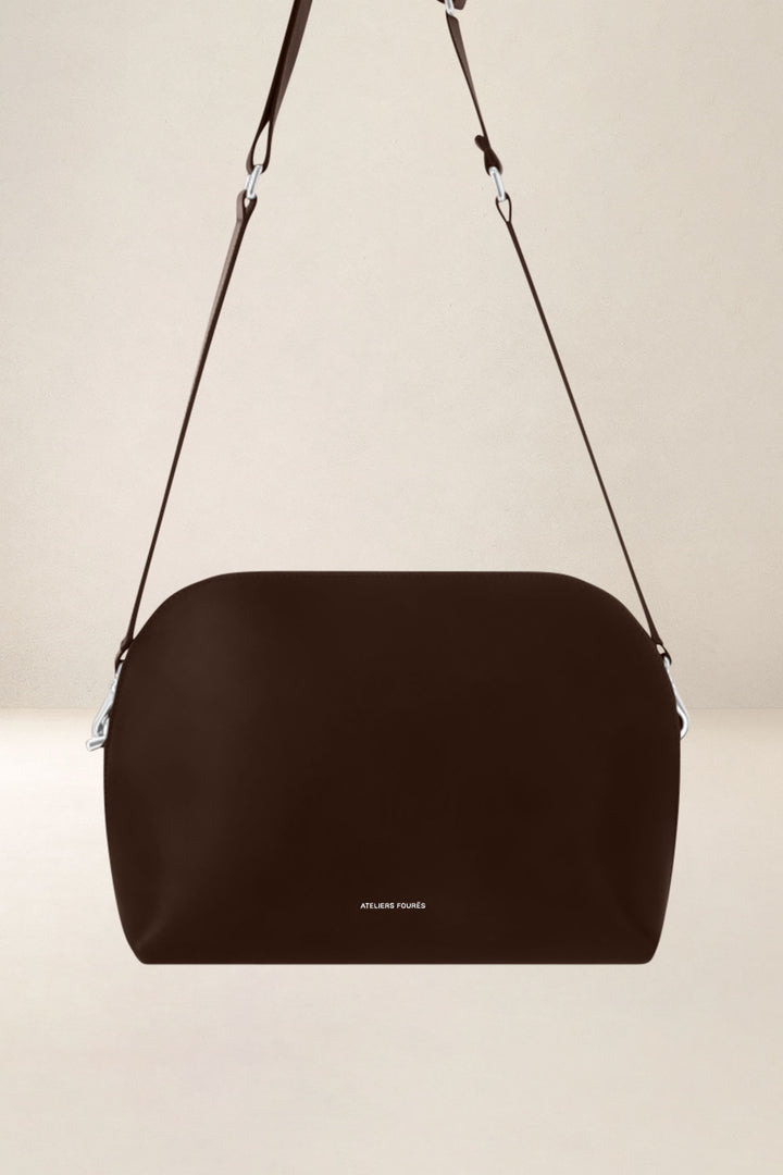 Sac bandoulière en cuir pleine fleur ODYSSÉE coloris cafe, vue d’ensemble – Ateliers Fourès