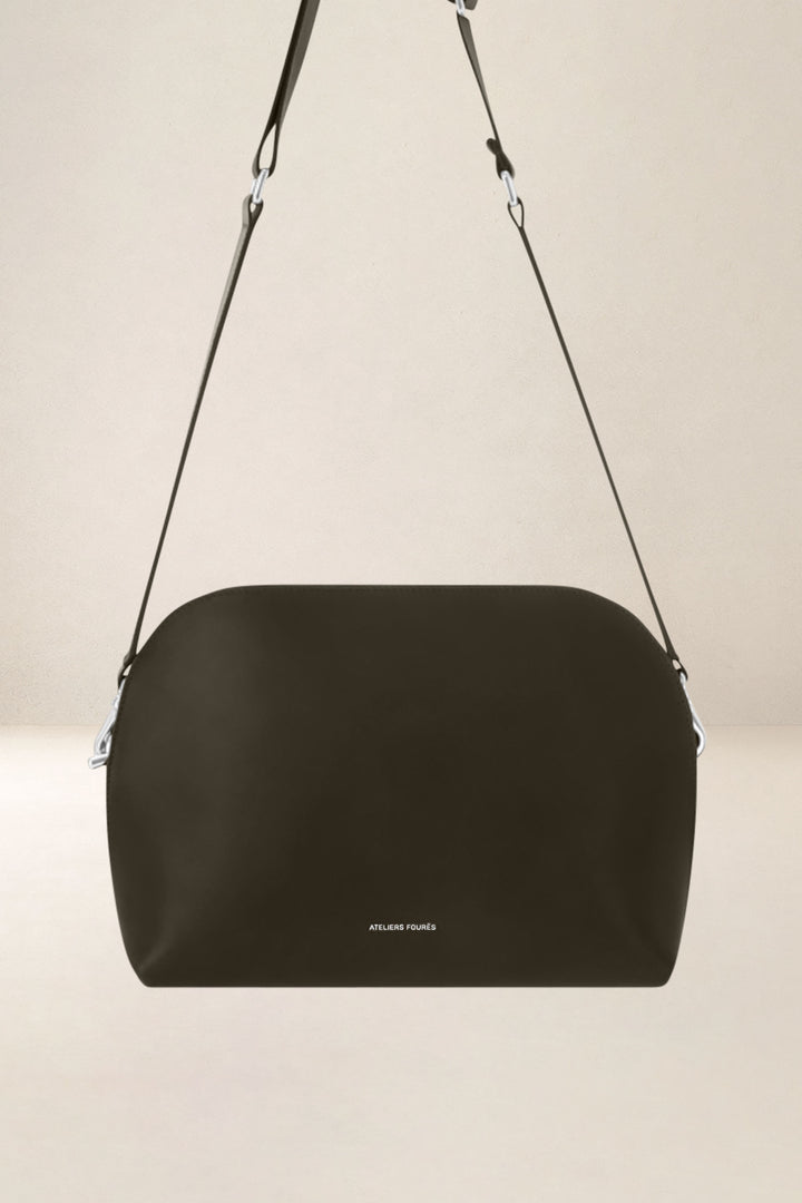 Sac bandoulière en cuir pleine fleur ODYSSÉE coloris maquis, vue d’ensemble – Ateliers Fourès