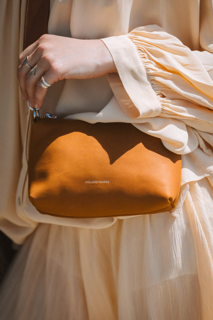 Mini sac en cuir pleine fleur ILIADE coloris lionne, porté en bandoulière – Ateliers Fourès