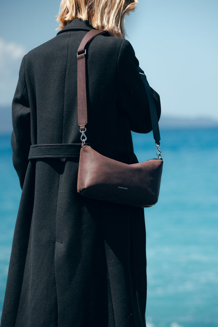 Sac bandoulière en cuir pleine fleur ILIADE coloris chocolat, porté n°4 – Ateliers Fourès