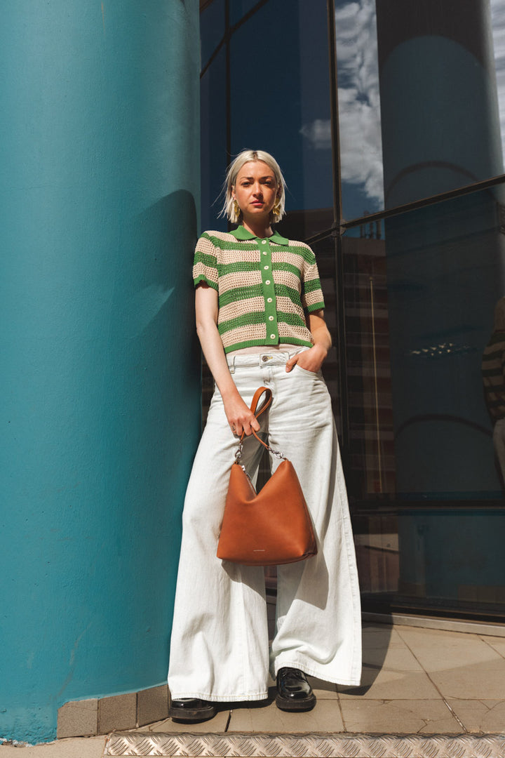 Sac bandoulière en cuir pleine fleur ILIADE coloris fauve, porté à l’épaule n°1 – Ateliers Fourès