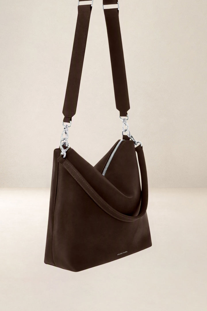 Sac bandoulière en cuir pleine fleur ILIADE coloris chocolat, vue de profil n°1 – Ateliers Fourès