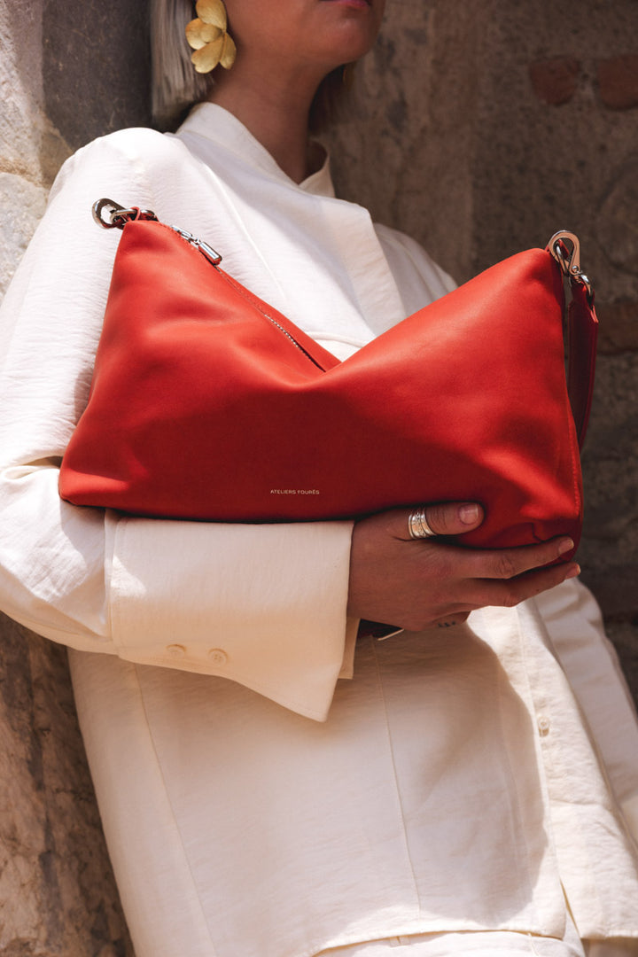 Grand sac en cuir pleine fleur ILIADE coloris orange confit, porté en bandoulière n°1 – Ateliers Fourès