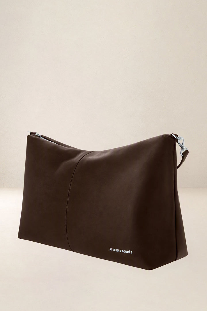 Sac de voyage en cuir pleine fleur ILIADE coloris chocolat, vue de profil n°1 – Ateliers Fourès