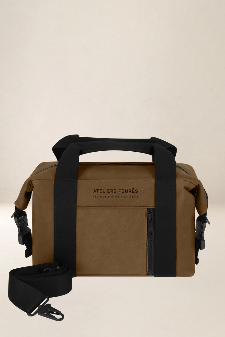 Sac de travail en cuir pleine fleur SOCRATE coloris desert, vue d’ensemble – Ateliers Fourès