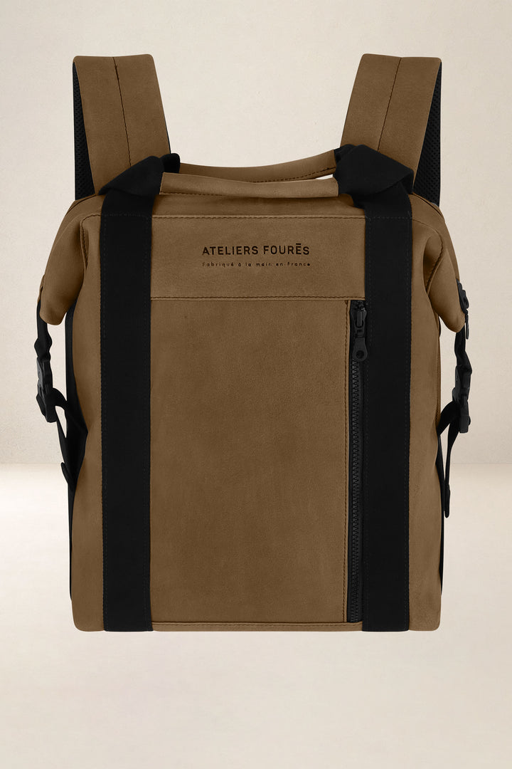 Sac à dos en cuir pleine fleur SOCRATE coloris desert, vue d’ensemble – Ateliers Fourès