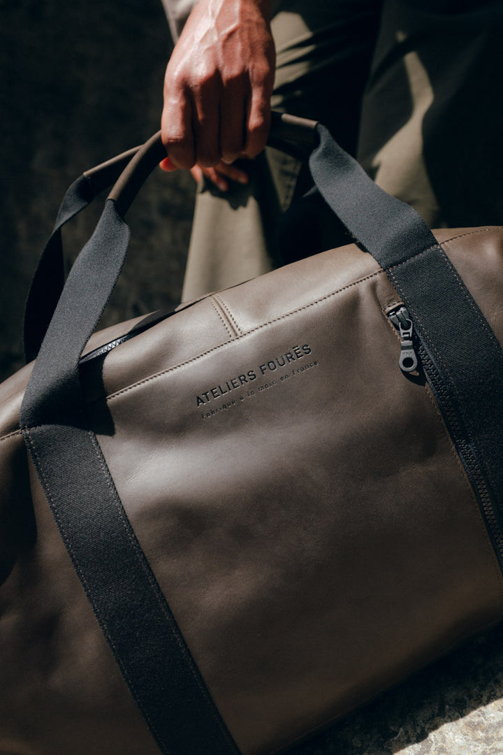 Sac de voyage en cuir pleine fleur SOCRATE coloris kaki, porté n°1 – Ateliers Fourès