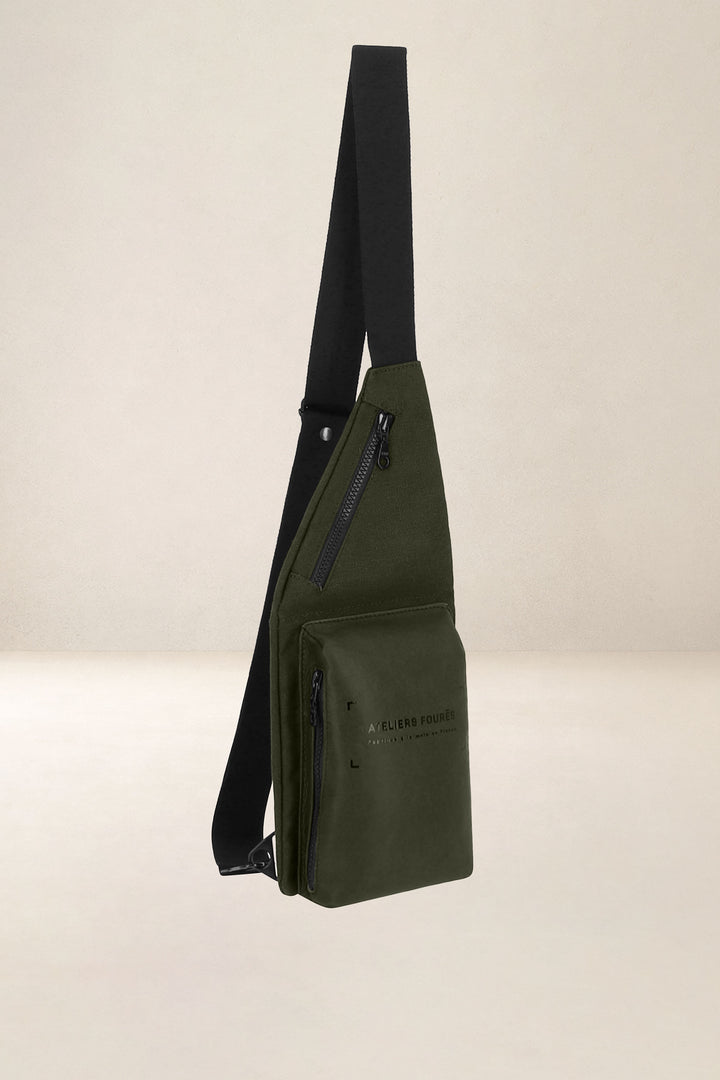 Holster en cuir pleine fleur ARISTOTE coloris kaki, vue de profil n°1 – Ateliers Fourès