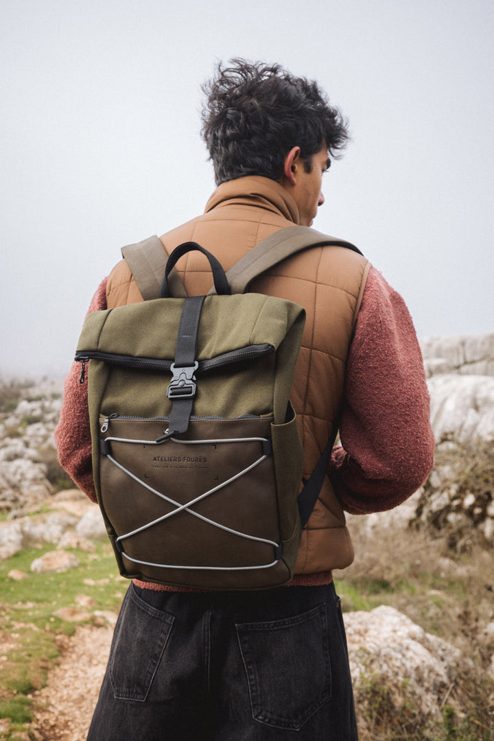 Sac à dos en cuir pleine fleur ARISTOTE coloris kaki, porté n°1 – Ateliers Fourès