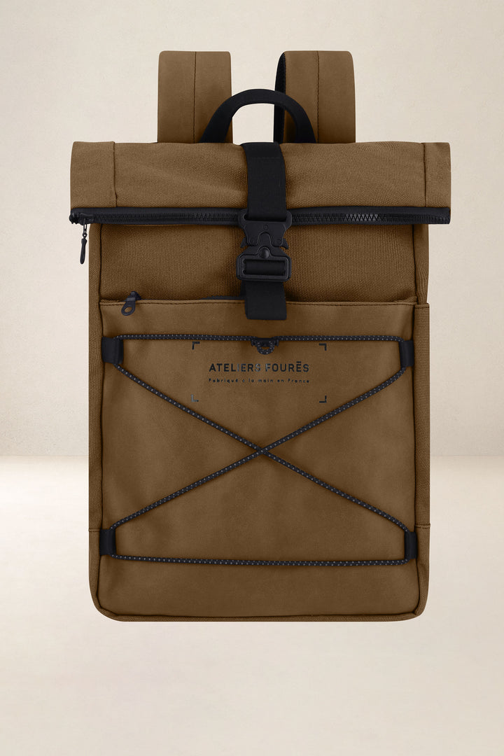 Sac à dos en cuir pleine fleur ARISTOTE coloris desert, vue de face – Ateliers Fourès