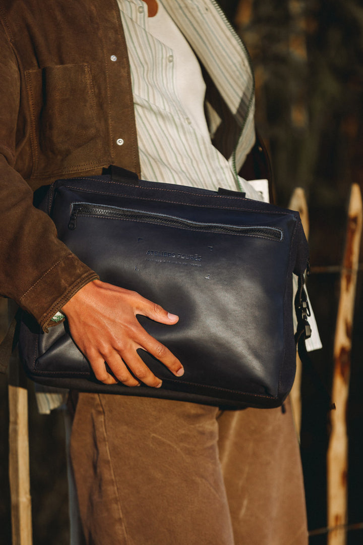 Sac de travail en cuir pleine fleur ARISTOTE coloris minuit, porté n°1 – Ateliers Fourès