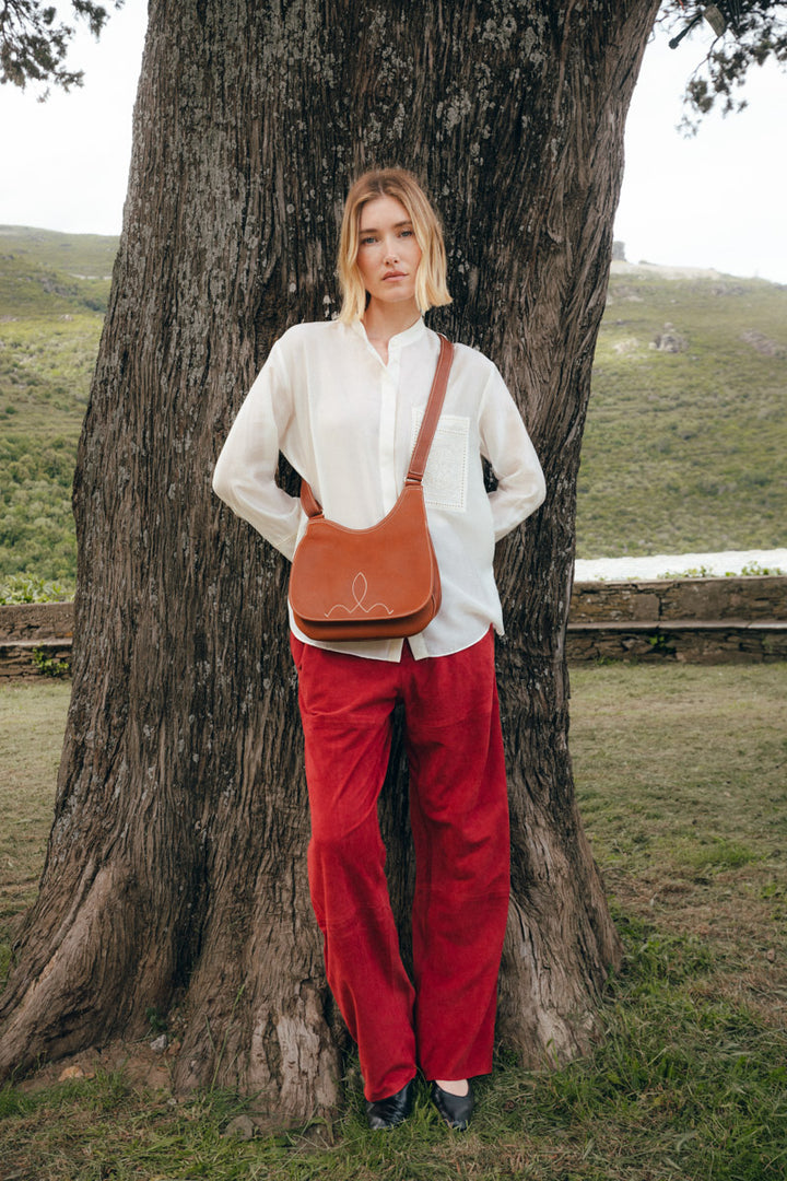 Sac porté croisé en cuir pleine fleur SIRÈNE coloris fauve, porté n°1 – Ateliers Fourès