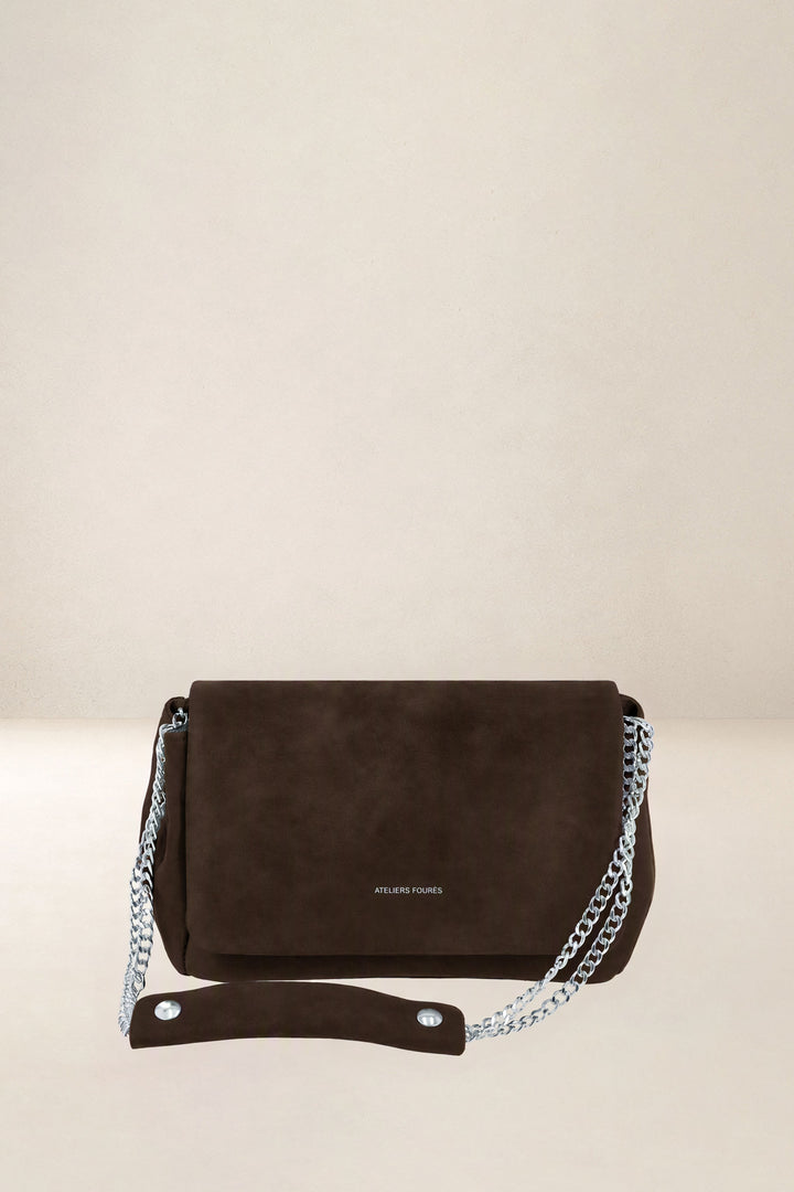 Sac bandoulière en cuir pleine fleur THALASSA coloris chocolat, vue d’ensemble – Ateliers Fourès
