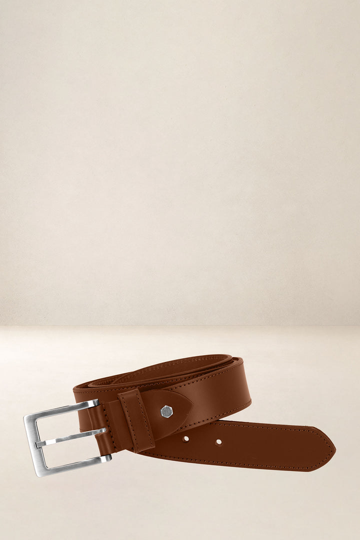 Ceinture en cuir pleine fleur NOYER coloris cognac, vue d’ensemble – Ateliers Fourès