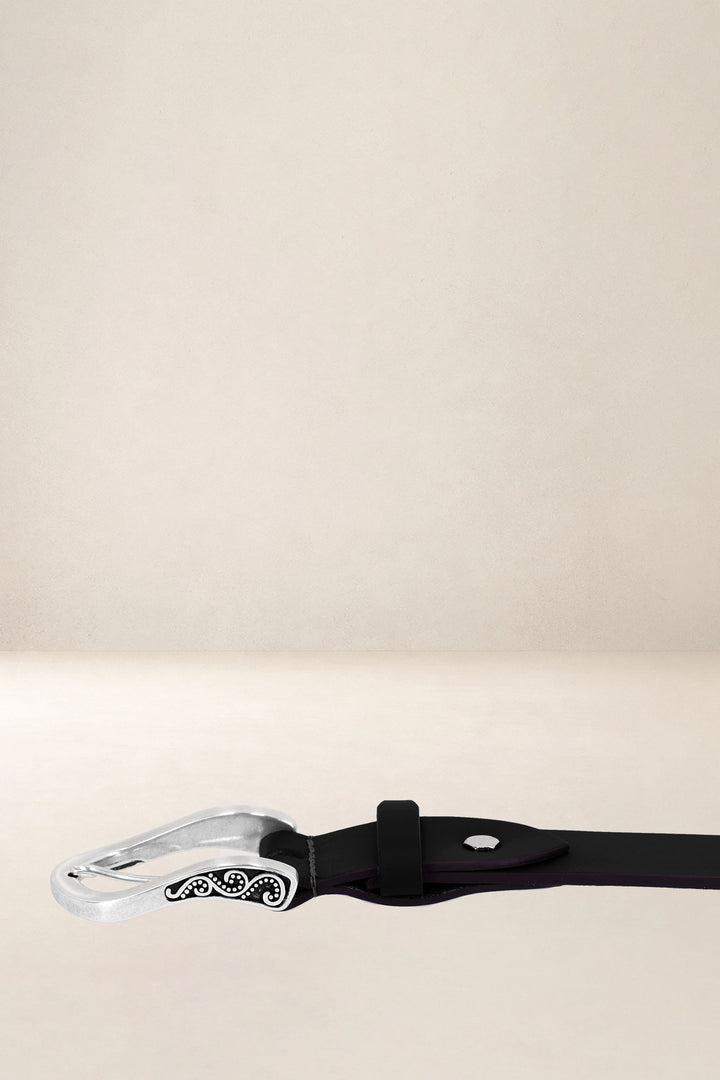 Ceinture en cuir pleine fleur AUBÉPINE coloris noir, vue de détail – Ateliers Fourès
