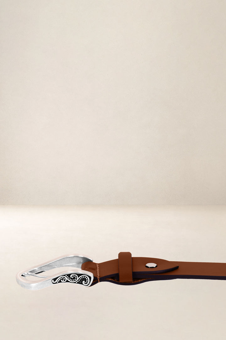 Ceinture en cuir pleine fleur AUBÉPINE coloris cognac, vue de détail – Ateliers Fourès