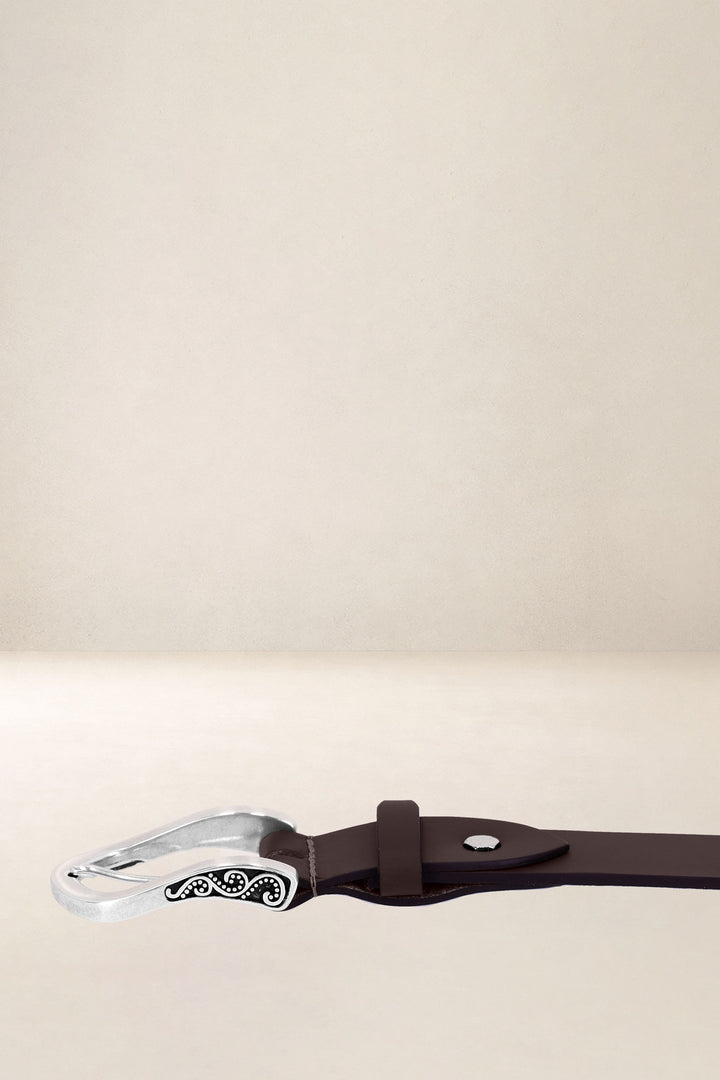Ceinture en cuir pleine fleur AUBÉPINE coloris marron, vue de détail – Ateliers Fourès