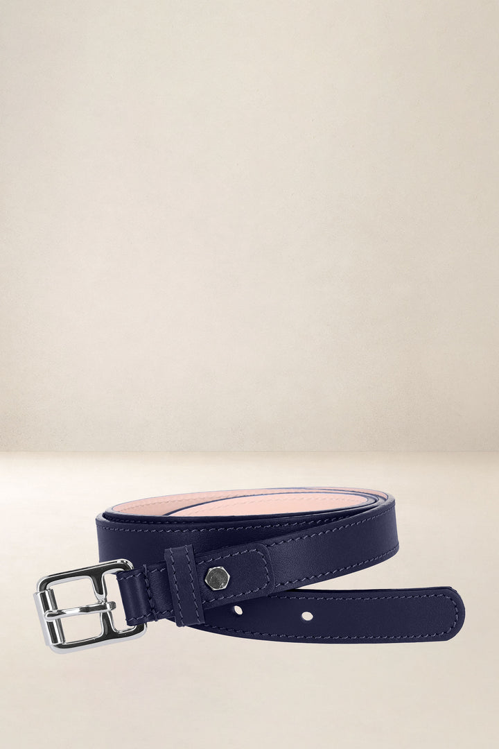 Ceinture en cuir pleine fleur PENSÉE coloris marine, vue d’ensemble – Ateliers Fourès