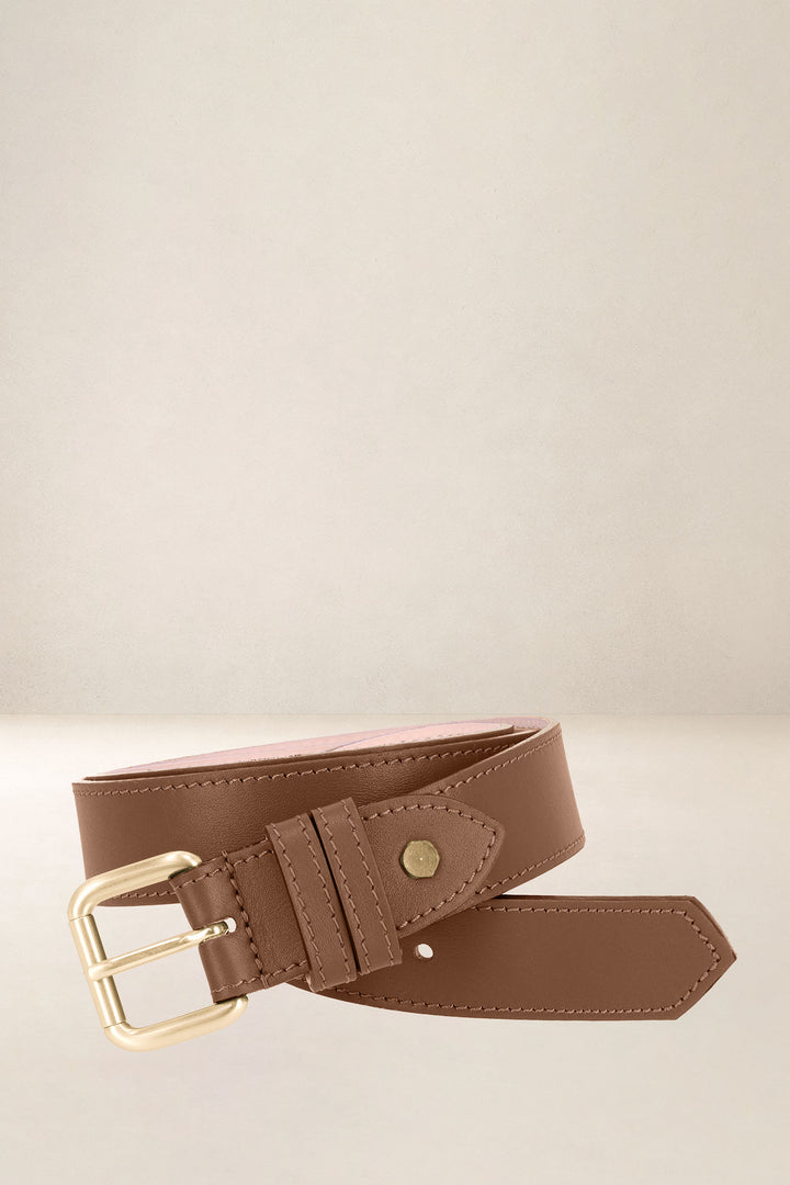 Ceinture en cuir pleine fleur DAHLIA coloris lion, vue d’ensemble – Ateliers Fourès