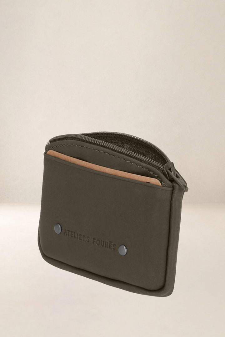 Porte-monnaie en cuir pleine fleur ARISTÉE coloris bronze, vue de profil – Ateliers Fourès