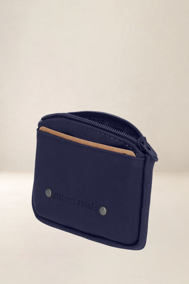 Porte-monnaie en cuir pleine fleur ARISTÉE coloris marine, vue de profil – Ateliers Fourès