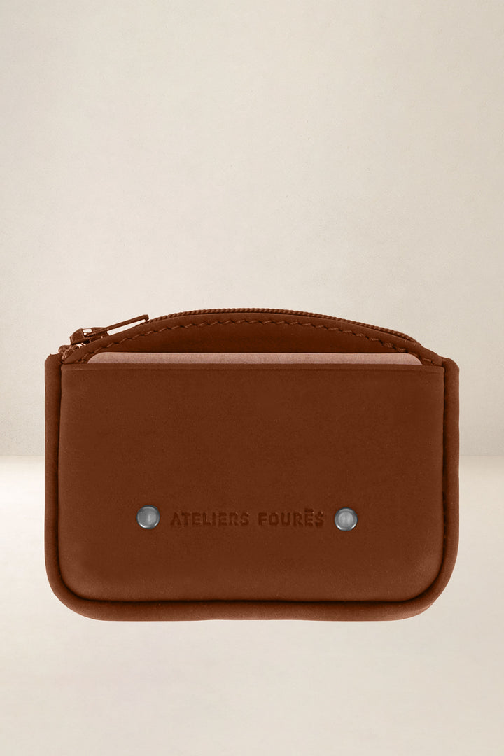 Porte-monnaie en cuir pleine fleur ARISTÉE coloris fauve, vue de face – Ateliers Fourès
