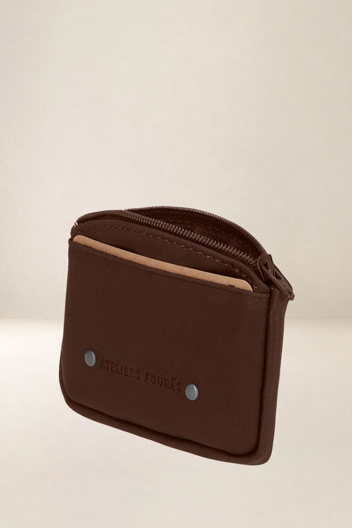 Porte-monnaie en cuir pleine fleur ARISTÉE coloris cognac, vue de profil – Ateliers Fourès