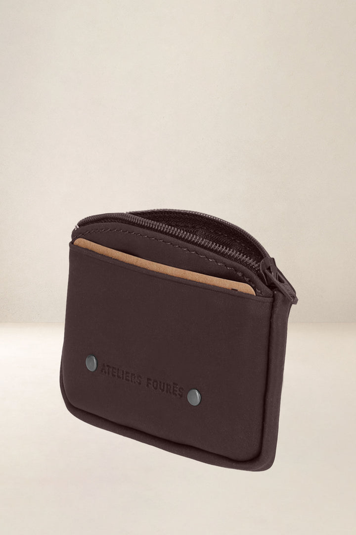 Porte-monnaie en cuir pleine fleur ARISTÉE coloris mustang, vue de profil – Ateliers Fourès