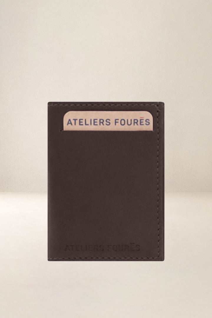 Portefeuille compact en cuir pleine fleur THASOS coloris mustang, vue d’ensemble – Ateliers Fourès