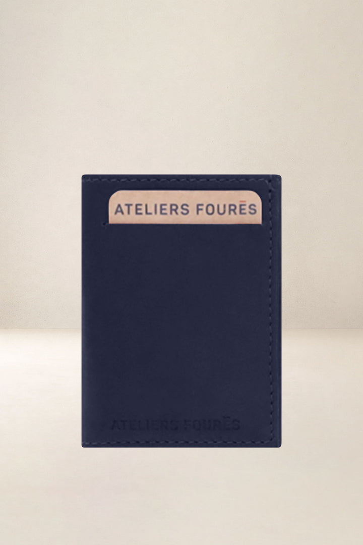 Portefeuille compact en cuir pleine fleur THASOS coloris marine, vue d’ensemble – Ateliers Fourès