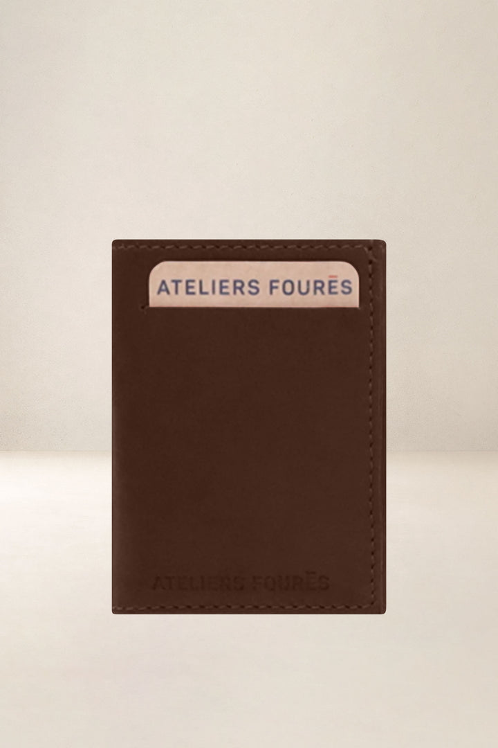 Portefeuille compact en cuir pleine fleur THASOS coloris cognac, vue d’ensemble – Ateliers Fourès