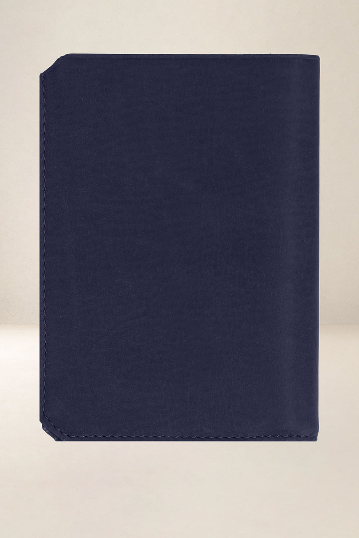 Grand portefeuille en cuir pleine fleur PROMÉTHÉE coloris marine, vue de dos – Ateliers Fourès