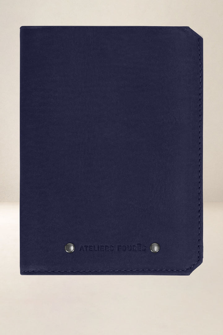 Grand portefeuille en cuir pleine fleur PROMÉTHÉE coloris marine, vue d’ensemble – Ateliers Fourès