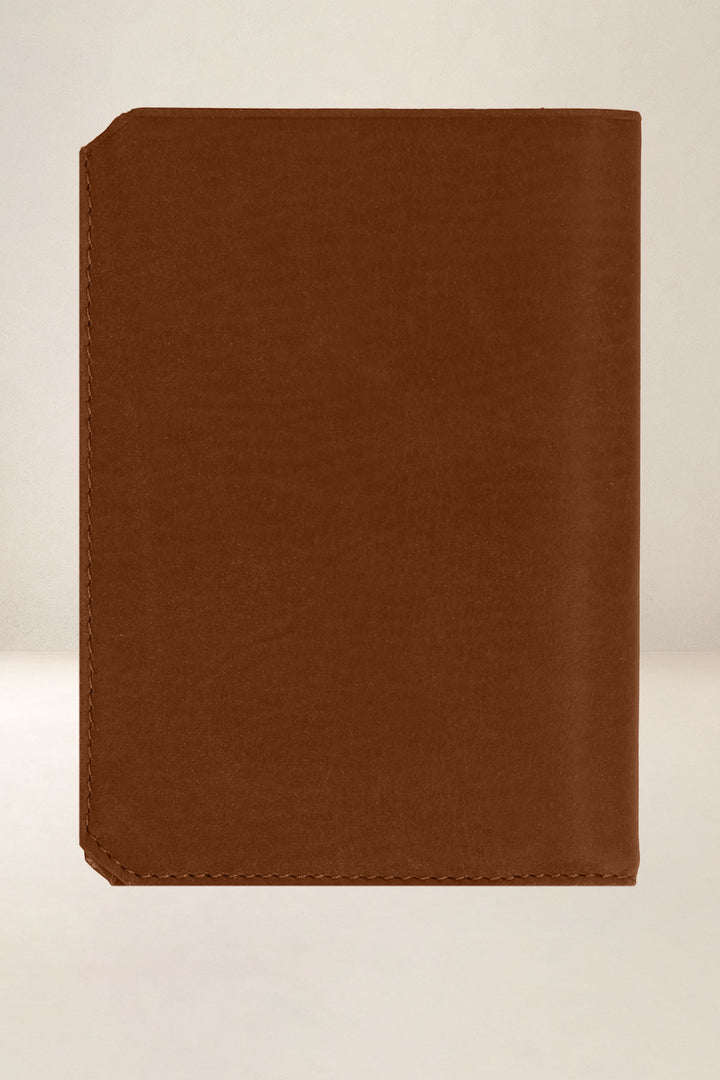 Grand portefeuille en cuir pleine fleur PROMÉTHÉE coloris fauve, vue de dos – Ateliers Fourès