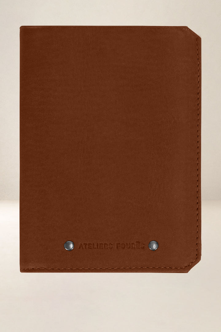 Grand portefeuille en cuir pleine fleur PROMÉTHÉE coloris fauve, vue d’ensemble – Ateliers Fourès
