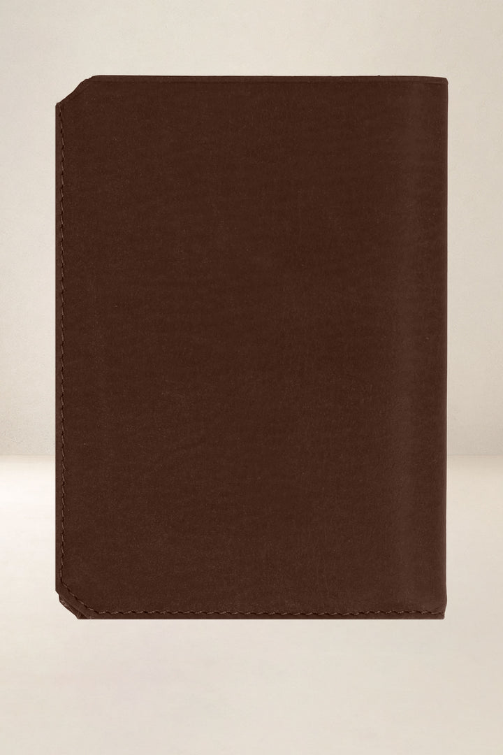 Grand portefeuille en cuir pleine fleur PROMÉTHÉE coloris cognac, vue de dos – Ateliers Fourès