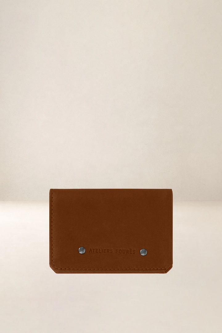 Porte-cartes en cuir pleine fleur POLLUX coloris fauve, vue d’ensemble – Ateliers Fourès