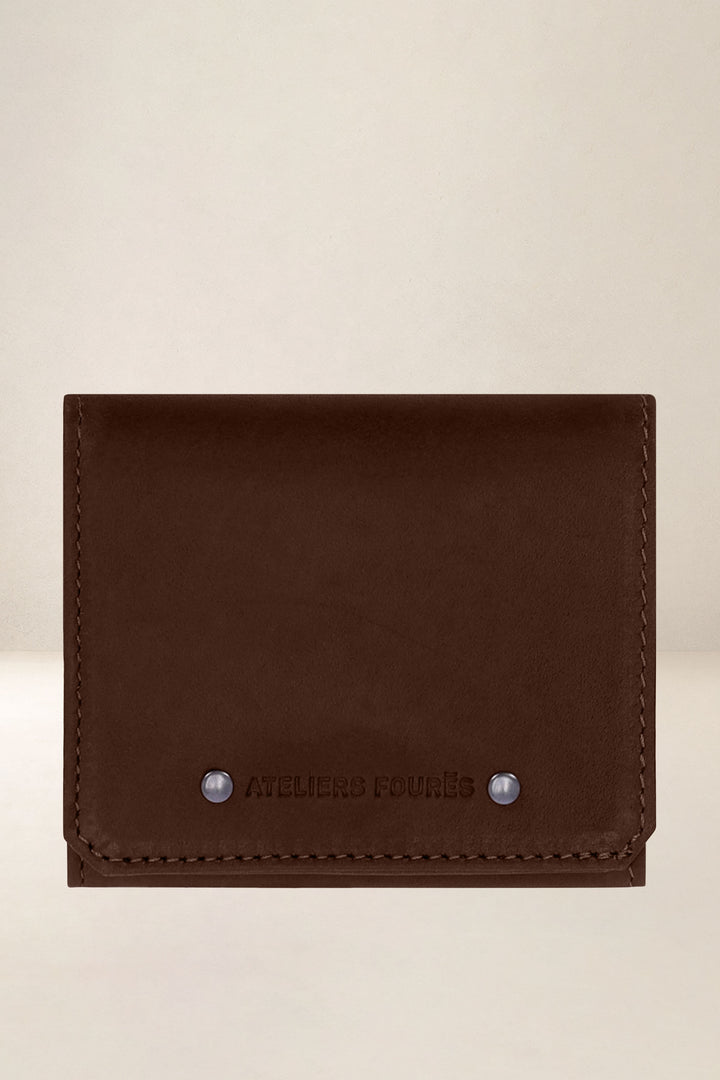 Porte-monnaie en cuir pleine fleur MINOTAURE coloris cognac, vue de face – Ateliers Fourès