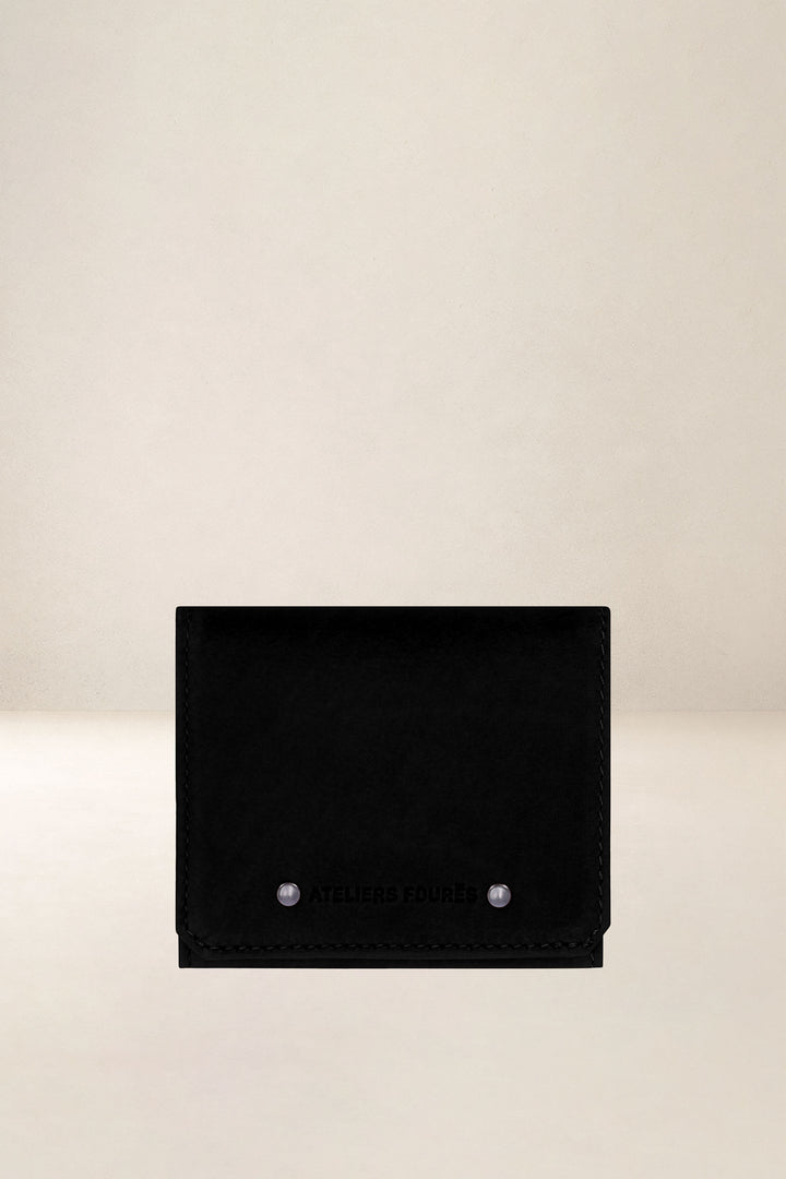 Porte-monnaie en cuir pleine fleur MINOTAURE coloris noir, vue d’ensemble – Ateliers Fourès