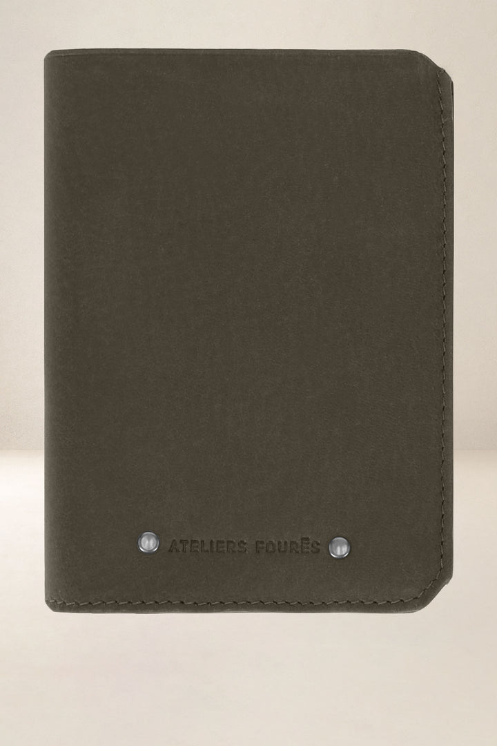 Grand portefeuille en cuir pleine fleur PROMÉTHÉE coloris bronze, vue d’ensemble – Ateliers Fourès