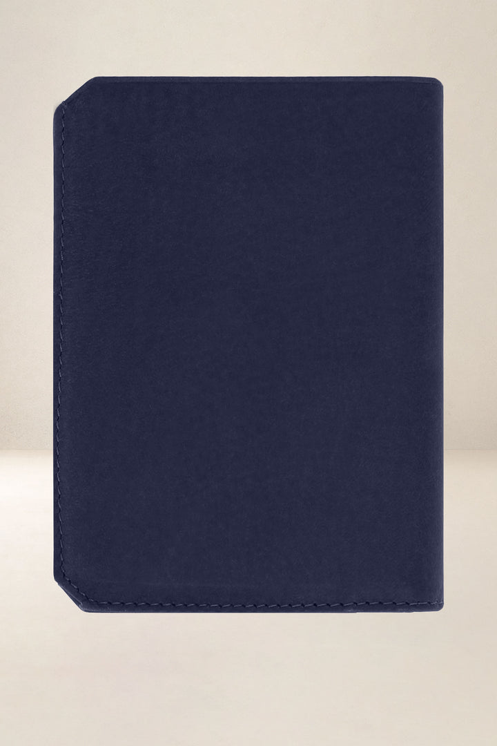 Grand portefeuille en cuir pleine fleur PROMÉTHÉE coloris marine, vue de dos – Ateliers Fourès