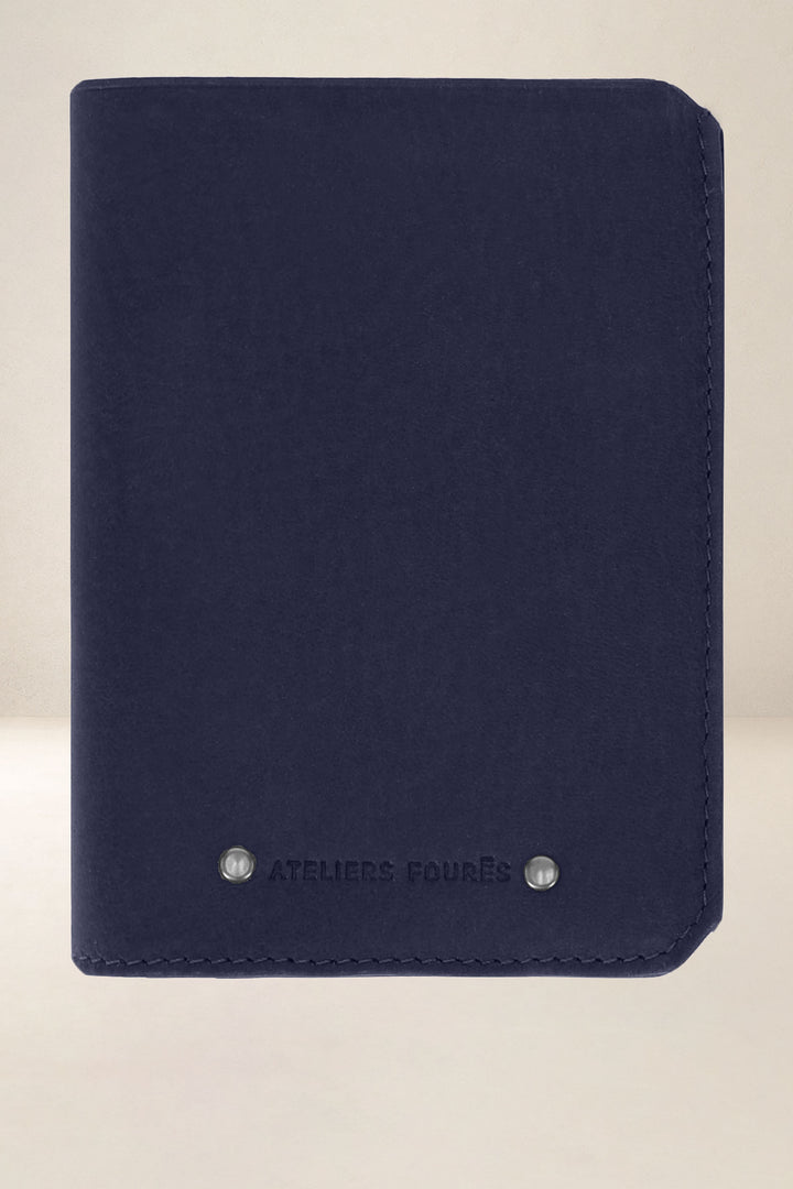 Grand portefeuille en cuir pleine fleur PROMÉTHÉE coloris marine, vue d’ensemble – Ateliers Fourès