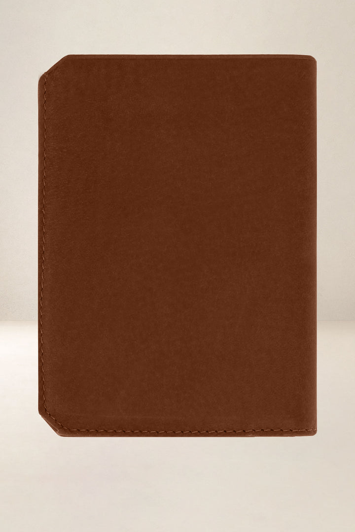 Grand portefeuille en cuir pleine fleur PROMÉTHÉE coloris fauve, vue de dos – Ateliers Fourès