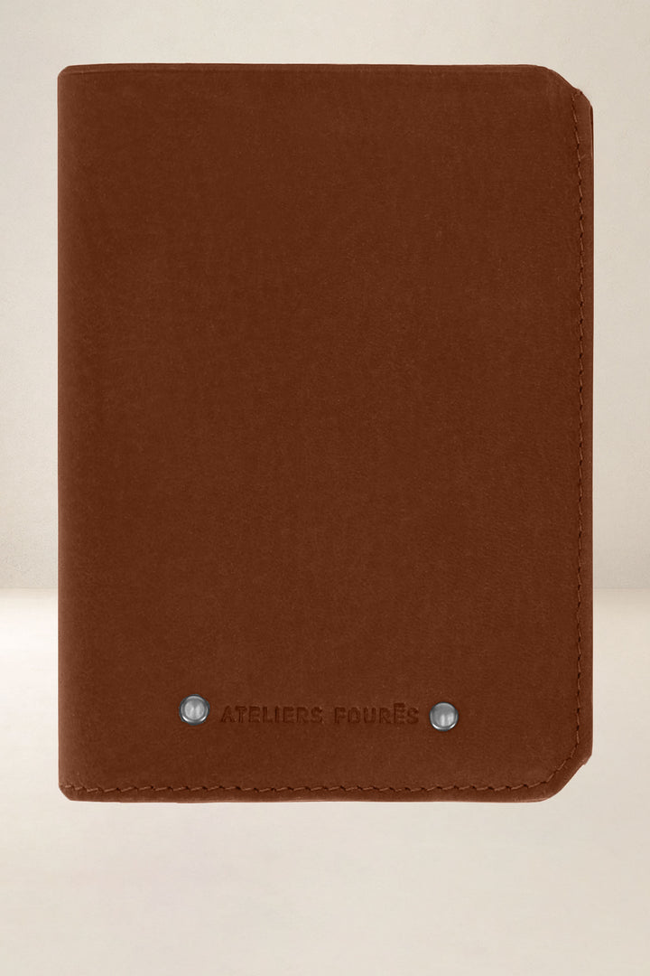 Grand portefeuille en cuir pleine fleur PROMÉTHÉE coloris fauve, vue d’ensemble – Ateliers Fourès