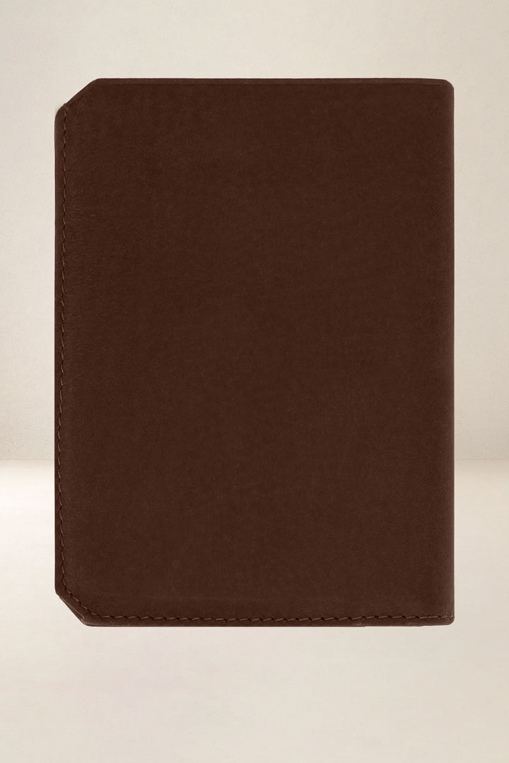 Grand portefeuille en cuir pleine fleur PROMÉTHÉE coloris cognac, vue de dos – Ateliers Fourès