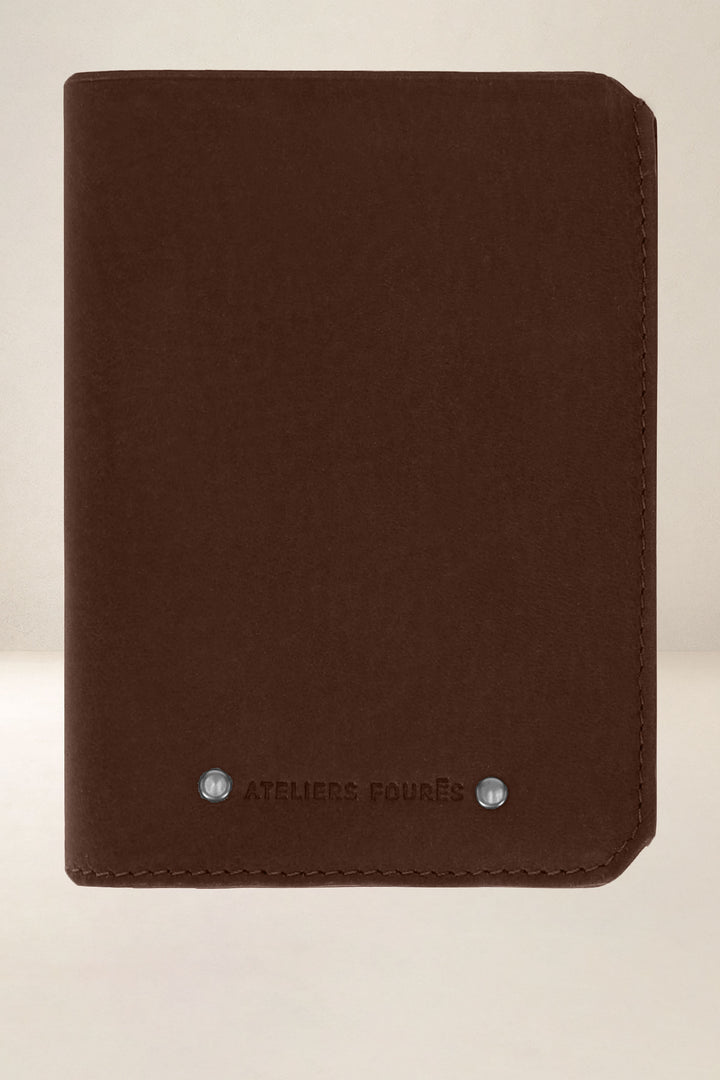Grand portefeuille en cuir pleine fleur PROMÉTHÉE coloris cognac, vue d’ensemble – Ateliers Fourès