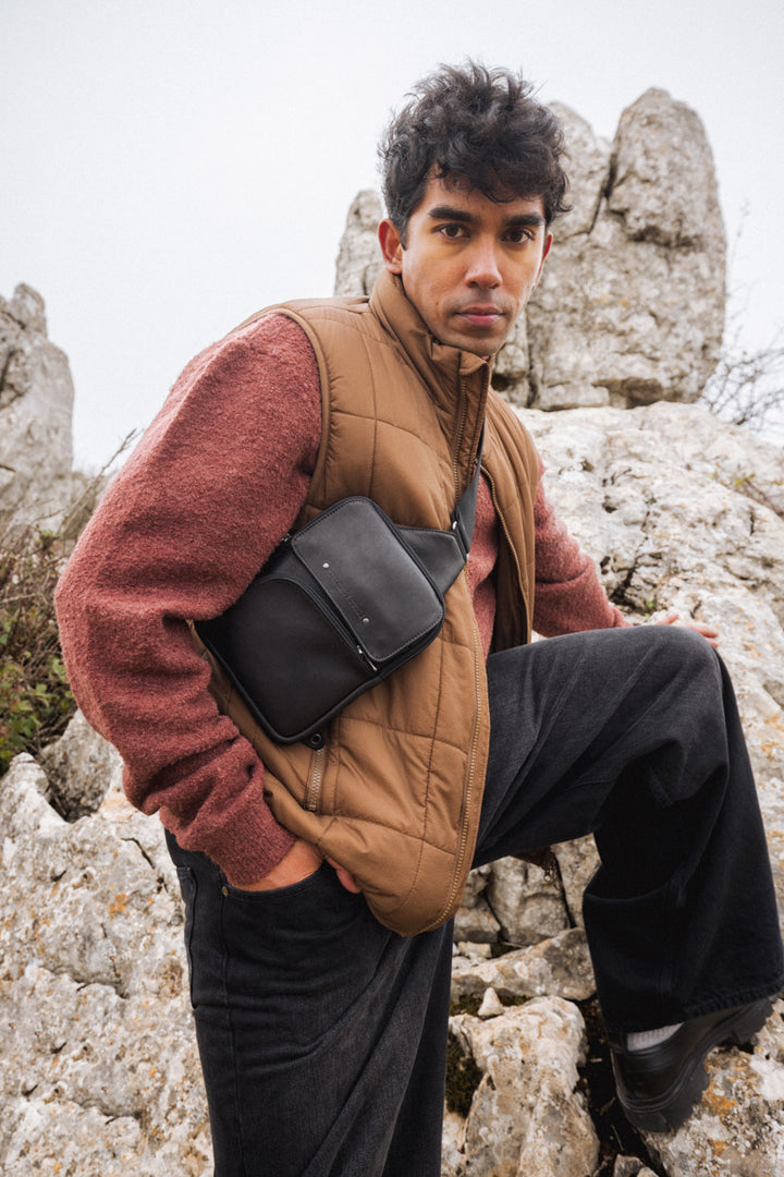 Holster en cuir pleine fleur PALLAS coloris noir, porté à la ceinture n°1 – Ateliers Fourès